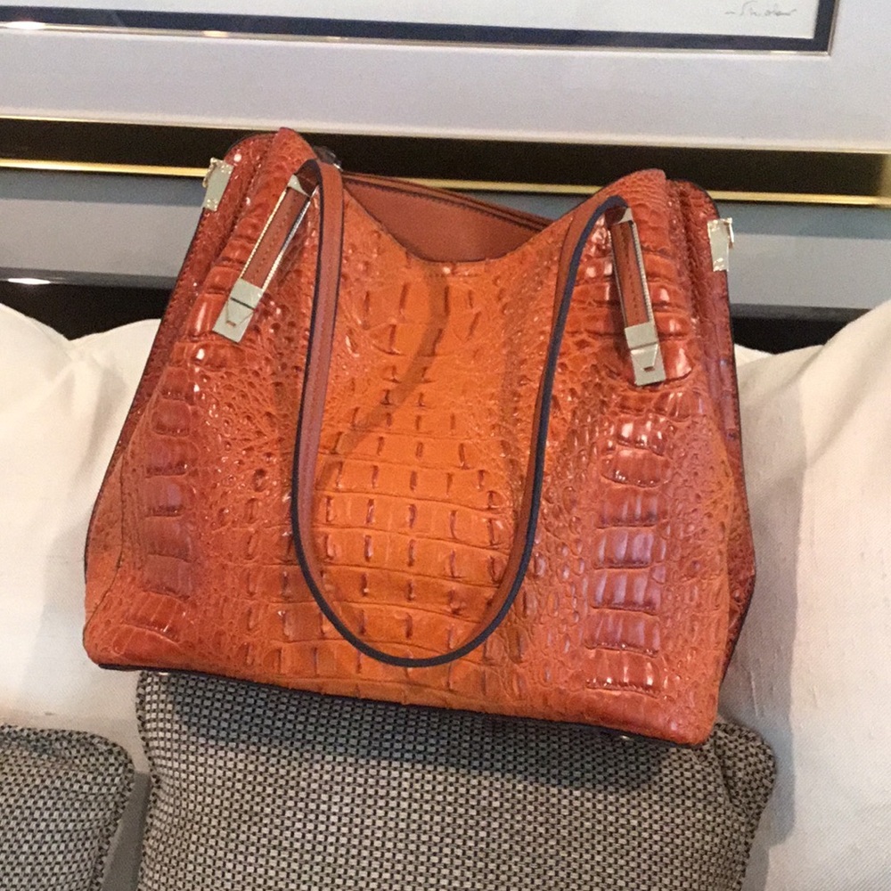 alligator grain cowhide purse. Rich caramel.
Lovely